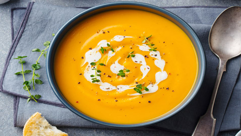 مع انطلاق موسم الشوربة الرسمي.. إليكم وصفة حساء قرع العسل اللذيذة