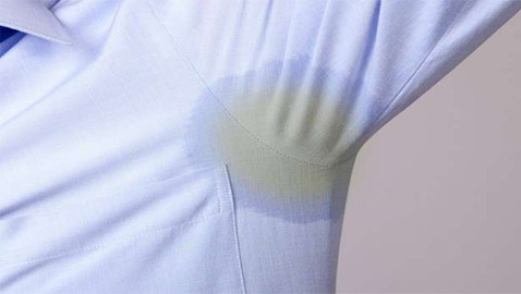 وداعا للبقع الصفراء! حيل منزلية فعالة لإزالة بقع العرق من الملابس