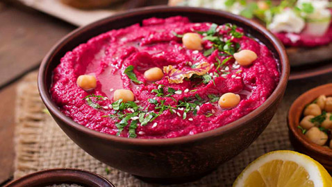 يتمتع بطعمه اللذيذ وفوائده الكثيرة.. إليكم وصفة حمص البنجر (الشمندر)