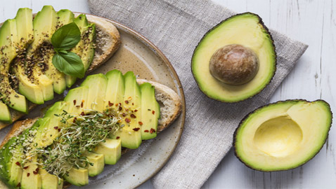 هل يساهم الأفوكادو في زيادة الوزن أم نقصانه؟ طريقة تناوله هي كلمة السر