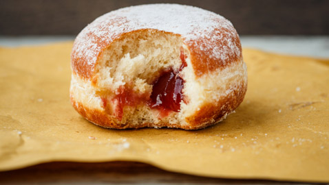 مليئة بمربى المشمش أو الفراولة.. طريقة تحضير “الكرابفين” ألذ الحلويات النمساوية