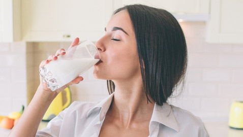 هل يُنصح بشرب الحليب بعد انتهاء تاريخ صلاحيته؟