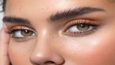 هذا ما تعنيه المسافة بين حاجبيك وشكلهما وعلاقتهما بشخصيتك!