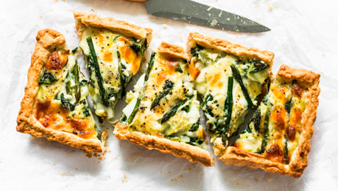 صينية السبانخ مع جبن الموزاريلا والبيض في الفرن.. مغذية وقليلة السعرات