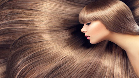 كيف يمكن المحافظة على لمعة الشعر؟ وما أسباب فقدانه البريق؟