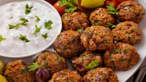 من أشهر الأعشاب وطريقة جديدة لتوظيف اللحم.. وصفة الكفتة اليونانية