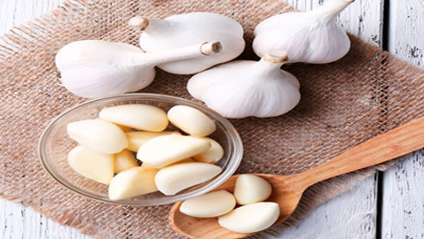 يقي من نزلات البرد ويخفض ضغط الدم.. فوائد الثوم وأفضل طريقة لتناوله