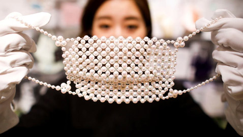 كمامات من الألماس واللؤلؤ.. اليابان تحارب كورونا بالفخامة