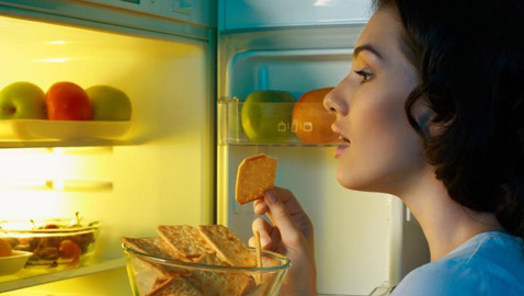 سناكات صحية يمكنك تناولها عند الجوع ليلاً