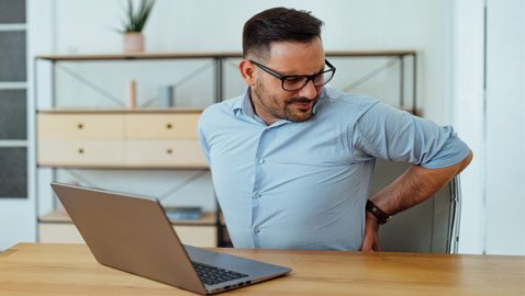 تعاني من آلام الظهر بسبب العمل من المنزل؟ إليك بعض النصائح للعلاج!