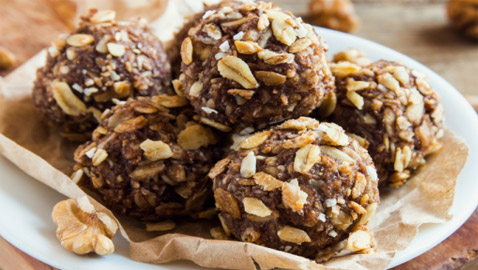 4 مكونات تصنع وجبة خفيفة صحية.. كرات الطاقة بزبدة الفول السوداني