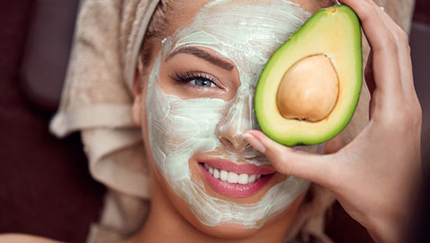 7 حيل تحوّل ثمرة الأفوكادو إلى مستحضر تجميلي متعدد الاستعمالات
