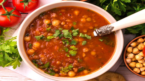 تشعر بالدفء خلال الشتاء.. إليكم وصفة شوربة العدس والحمص المغربية