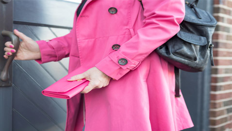 يناسب جميع أنواع البشرة.. لون الفوشيا سيكتسح إطلالات ربيع 2021