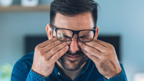 أضرار خطيرة.. لماذا يجب التوقف عن فرك العينين؟ وكيف يمكن التوقف؟