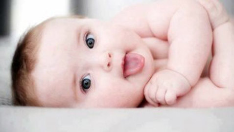 لماذا يخرج الرضيع لسانه؟ 7 أسباب علمية تفسر الظاهرة اللافتة