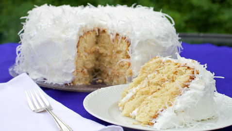 الحلوى المثلى لموسم الأعياد.. وصفة كيك جوز الهند الطري المحشو بالكريمة