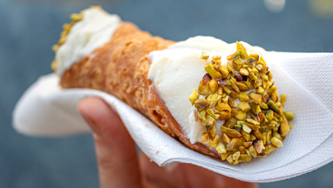 إليكم طريقة تحضير أصابع كانولي الإيطالية المحشوة بالجبنة والكريمة