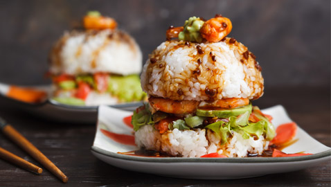 اتركوا الخبز جانبا وحضروا برغر أرز بالدجاج المقلي بالطريقة اليابانية
