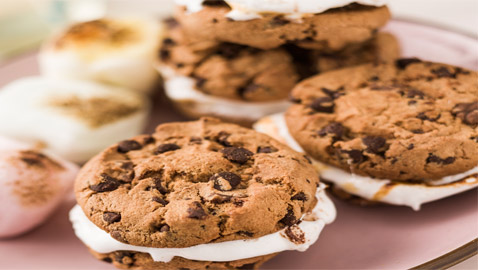 ليست تقليدية.. إليكم وصفة كوكيز رقائق الشوكولاتة المحشوة بالمارشميلو