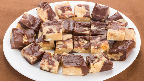 بـ3 مكونات فقط وبدون فرن.. إليكم وصفة حلوى الشوكولاتة بزبدة الفستق