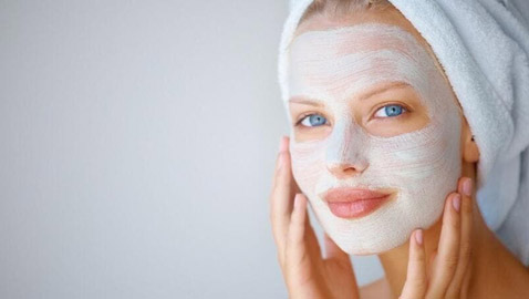 أقنعة منزلية لترطيب البشرة