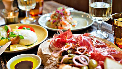 أطعمة ومشروبات صحية لكن احذر الافراط في تناولها