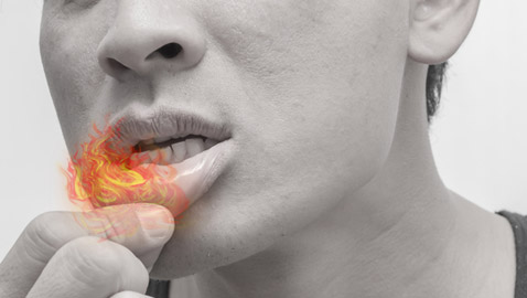 ما الذي يسبب تقرحات الفم واللسان المؤلمة وما علاجها؟