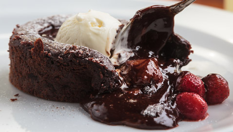 للحصول على الدفء بالليالي الباردة.. إليكم وصفة هوت شوكلت بودينغ كيك