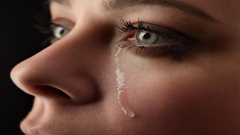 للدموع فوائد مذهلة.. وسر الضحك بعد البكاء