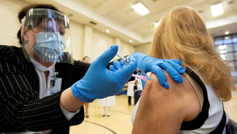 كيف ولماذا يصاب الإنسان بكوفيد-19 