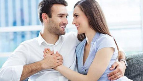 تصرّفات تقوم بها المرأة لأسر قلب الرجل