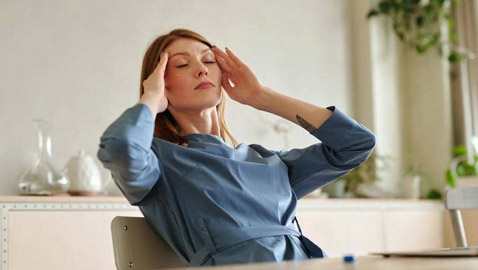 الصداع بعد تناول الطعام.. تعرف على الأسباب والعلاج