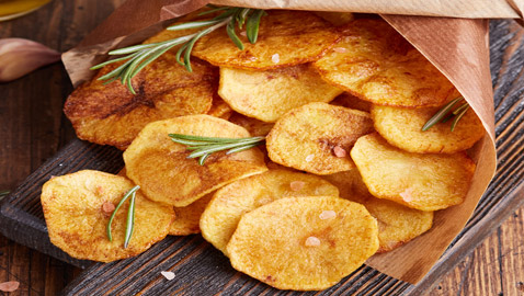 بدلا من قليها بالزيت.. إليكم طريقة صنع رقائق البطاطس في الميكروويف