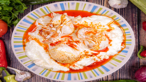 لبن وبهارات مع بيض مسلوق.. طبق تشيلبير التركي لتجربة إفطار مميزة