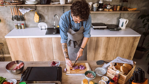 إليكم 11 من الأخطاء التي تهدد سلامة الغذاء الذي تتناولوه وتعرّضكم للتسمم!