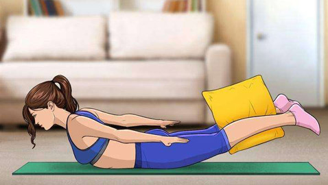 5 تمارين رياضية منزلية باستخدام الوسادة