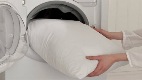 كي لا تصبح موطنا للبكتيريا والزيوت والأوساخ.. كم مرة يجب غسل الوسائد؟