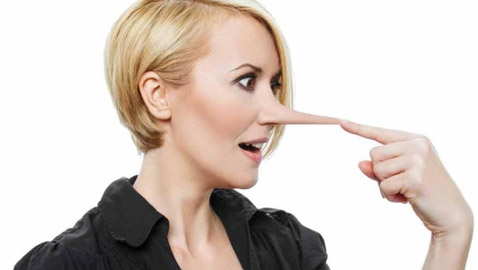 علامات تدلّ على أن الشخص الذي أمامك يكذب عليك