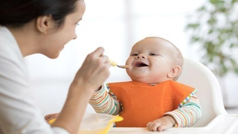 5 أطعمة مقوية للدماغ لدى لأطفال الرضع