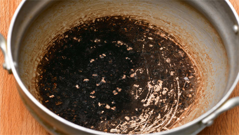 دون عناء وبأدوات متوفرة في المنزل.. كيف تنظف المقلاة المحترقة؟