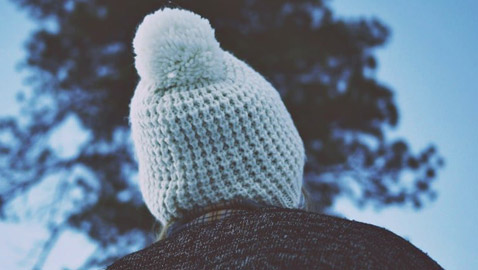 لماذا توضع الـ(بوم بوم) على القبعات؟ هل هي موضة أم تقليد؟