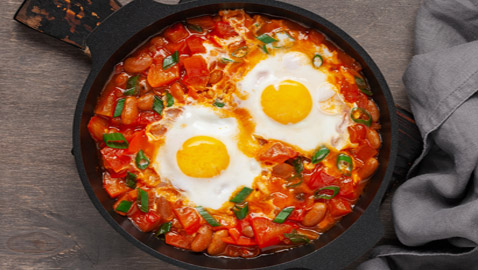 فواحة وحراقة ومستفزة للحواس.. إليكم وصفة العجة التونسية بالمرقاز