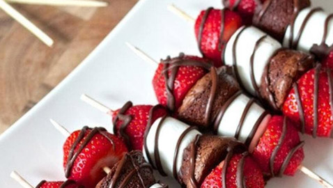 وصفة تحضير كباب بالفراولة والبراوني لعيد الحب