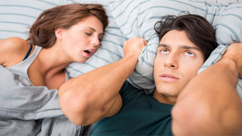 بعيدا عن الشخير.. لماذا قد نتنفس بصوت عال أثناء النوم؟