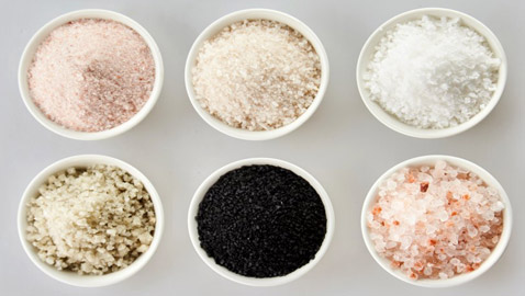 عدا ارتفاع ضغط الدم.. ماذا يحدث لأجسامنا عند تناول الكثير من الملح؟