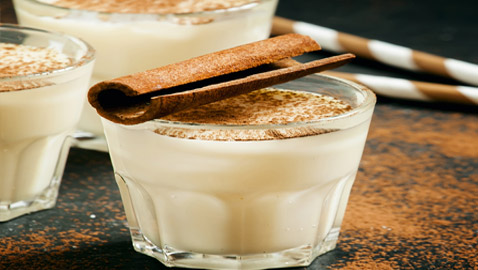 تعرفوا إلى فوائد مدهشة غير متوقعة لتناول الحليب بالقرفة